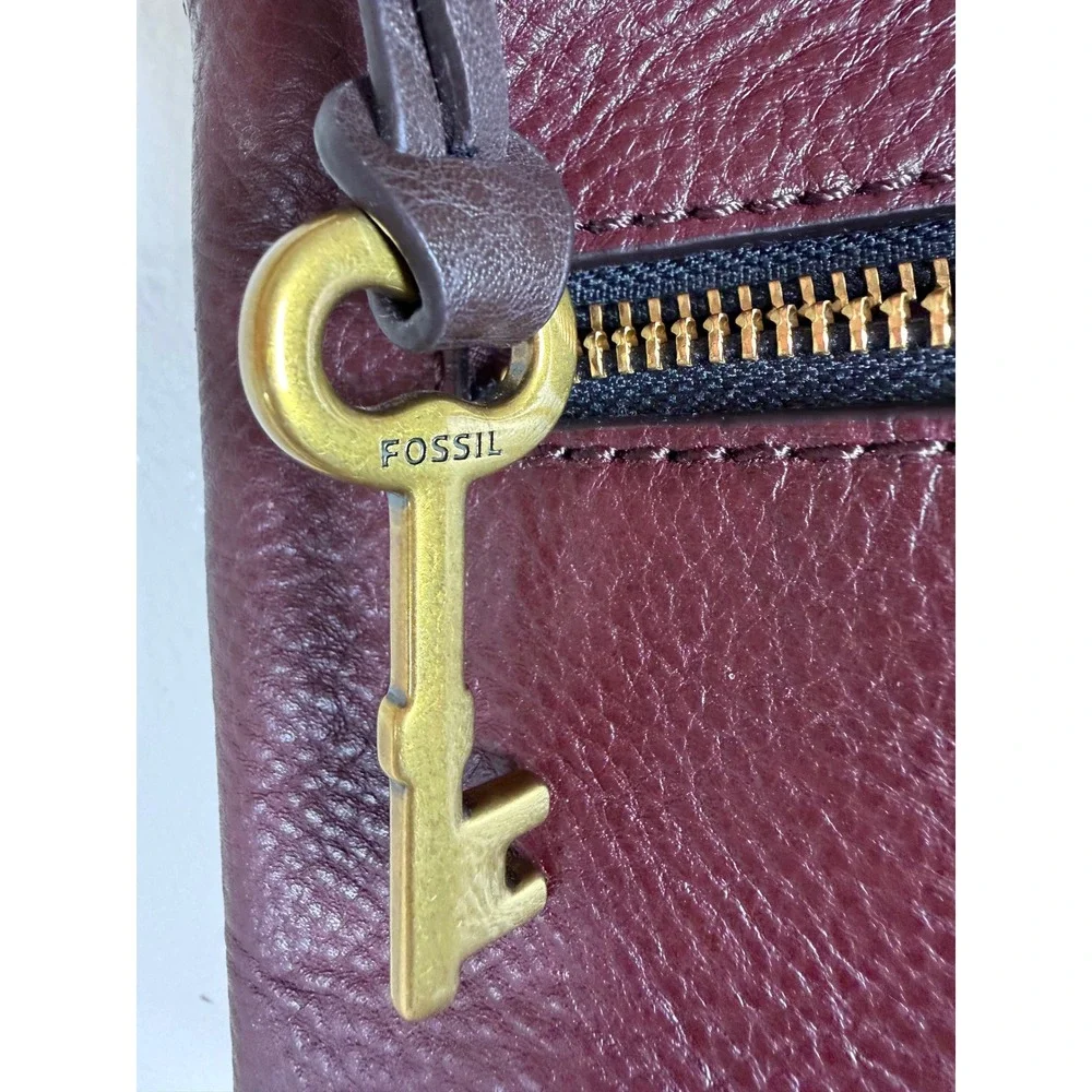 Fossil Maroon Cowhide Leather Pebbled Purse 10 x 8 x 2 inches 90s Y2K‎ Crossbody